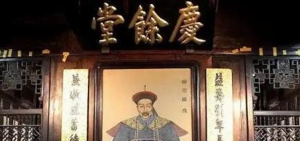 这年，太平军进攻杭州，首富胡雪岩出逃，却被1名太平军抓住，胡雪岩慌忙掏出20两银