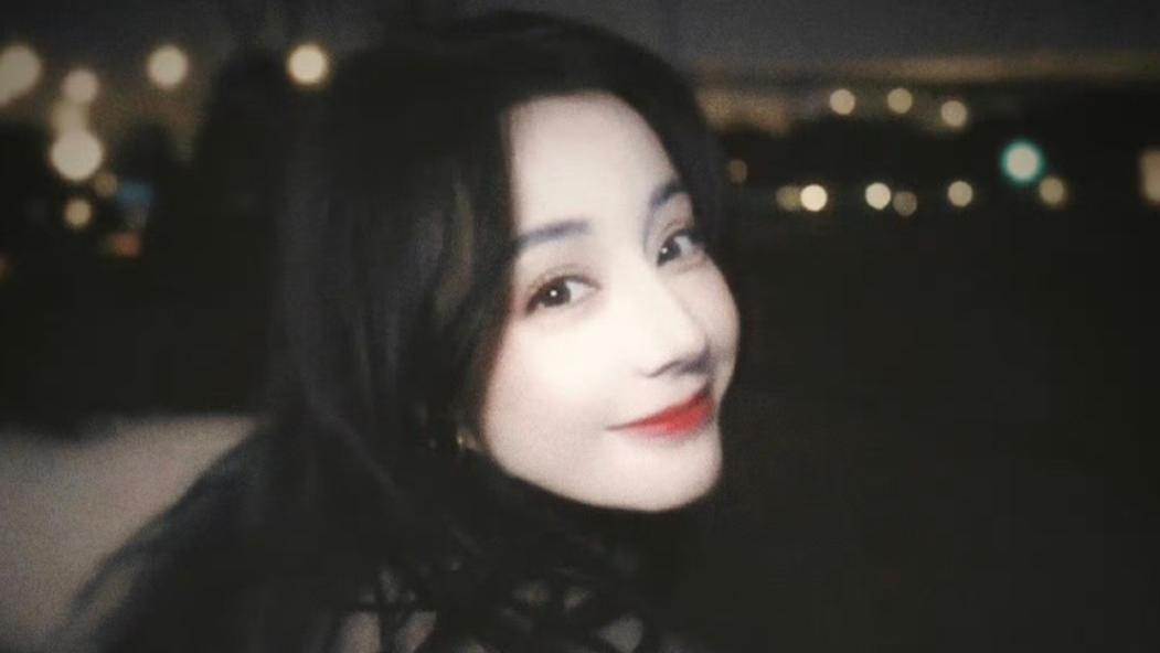 迪丽热巴元旦晒照，美到网友直呼“DNA动了”！