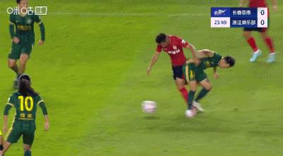 中超联赛实时战报：长春亚泰保级有希望，1：0领先浙江队，浙江队还罚下一人赢球形势