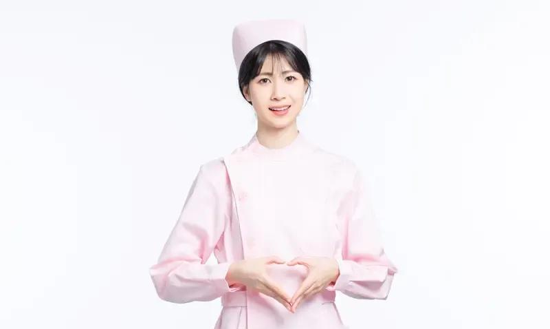 一年轻帅哥前往医院探望住院的朋友，烟瘾犯了，便蹲在医院走廊里打算抽烟。然而，走廊