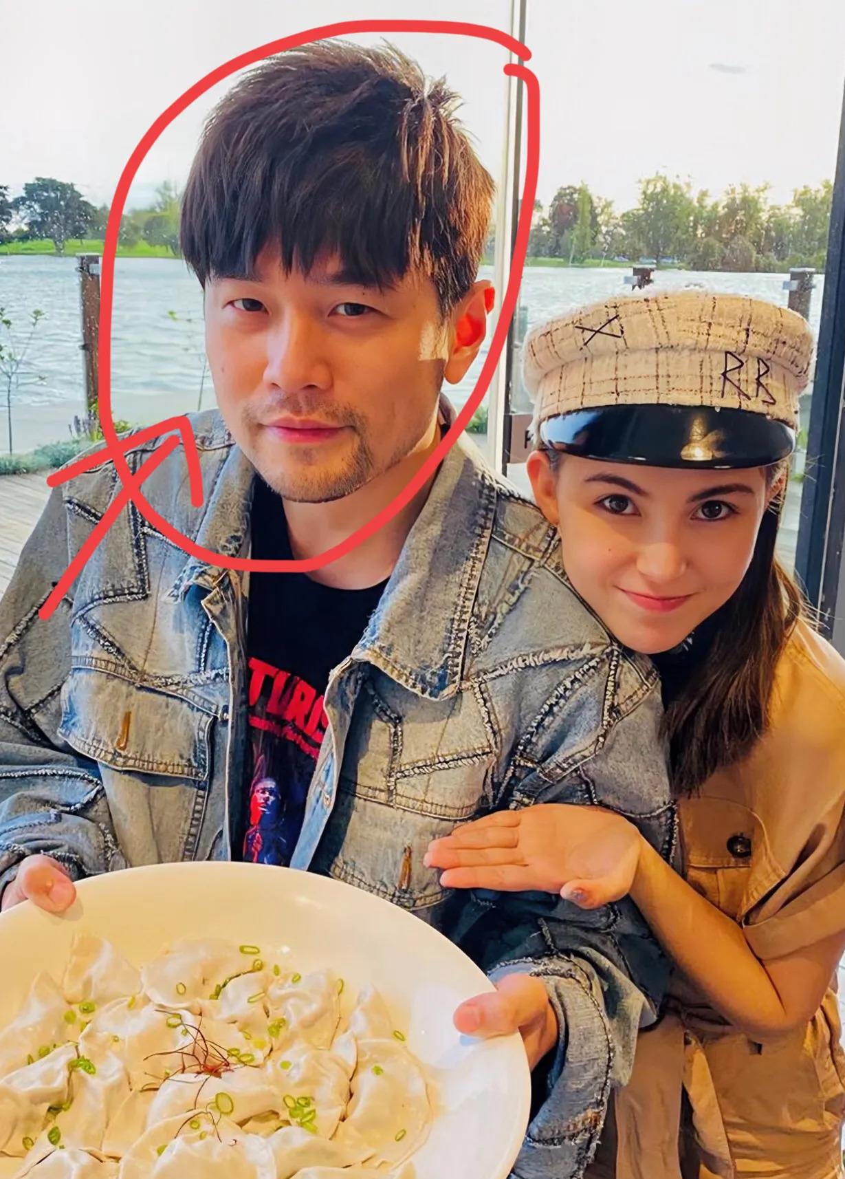 昨儿晚上我瘫在沙发上刷手机，突然戳了戳老公胳膊："你说周杰伦为啥娶昆凌啊？ 侯佩