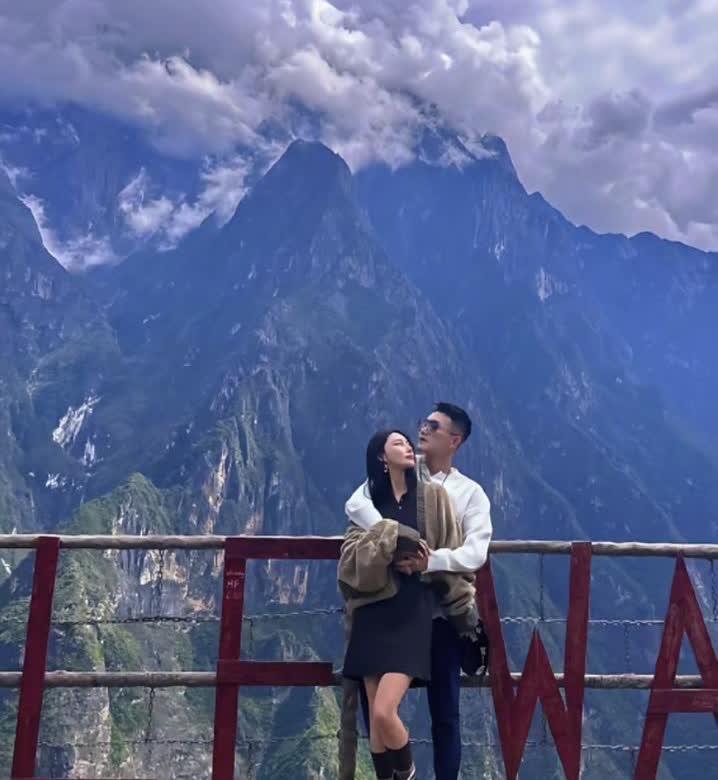 张馨予一手烂牌，打成了王炸！
她和老公结婚都7年了，
嫁给军人，真比嫁给艺人