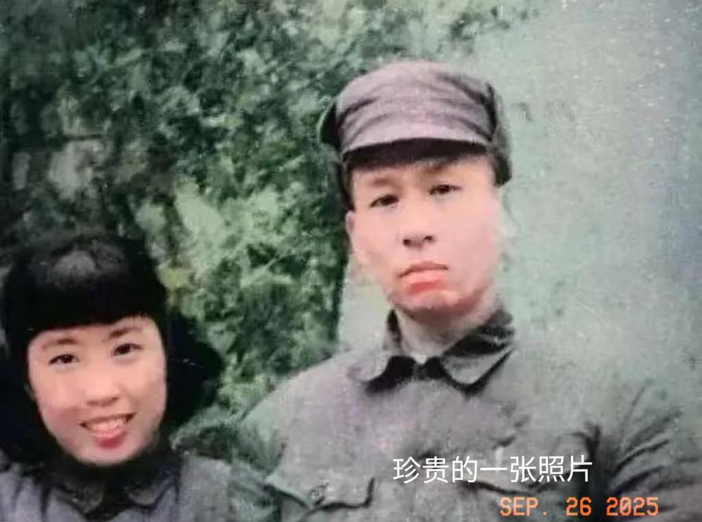 珍贵的一张照片。
1948年冬，新婚数月的少奇同志和王光美同志在一起的一张珍贵合