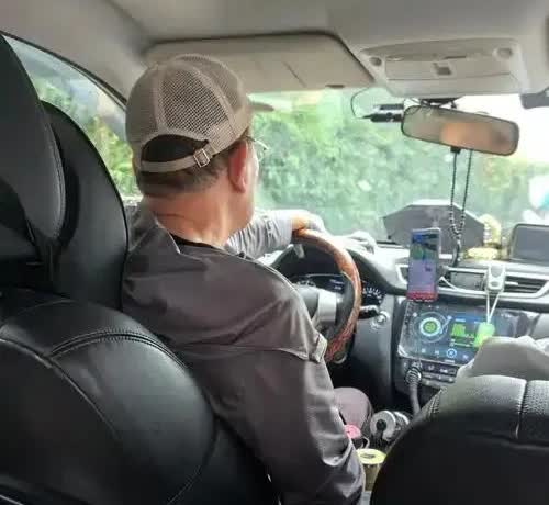 老爸开了半辈子车，他教我的开车技巧12条：
​​​1. 第一条：不管车速多快，