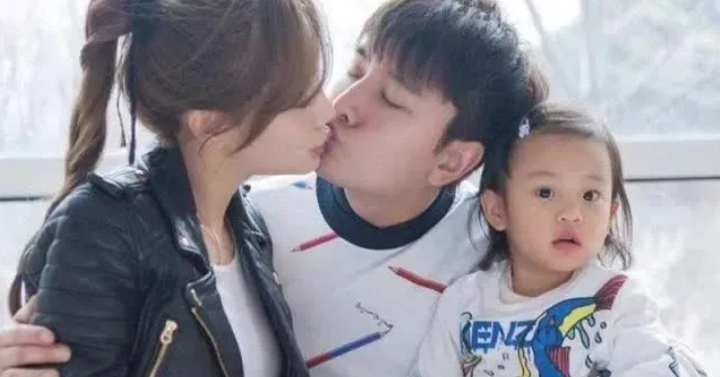 李小璐：我做头做迷糊了，咱俩还是继续过吧？贾乃亮憨憨的挠了挠头：行！

大家有没