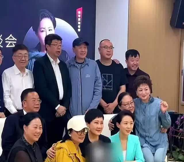 5月17日，斯琴高娃众多圈内好友发起斯琴高娃从艺60周年座谈会。高娃老师圈中众多