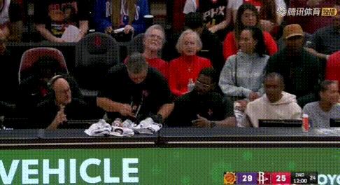 计时器10分钟没修好——NBA也是草台班子！
没修好不说，连备用放地上的计时器都