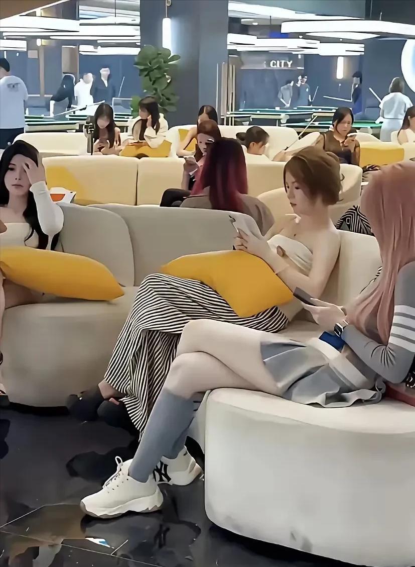 “台球助教！”
是从什么时候开始兴起的？
本来台球厅挺简单的，一个小时多少钱，玩