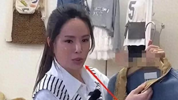 58岁李若彤杭州被偶遇，瘦得明显，颧骨突出脸部肉感不足