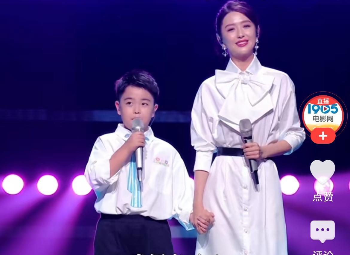 佟丽娅离婚后
儿子居然变成一个小男子汉。
她让孩子感受到完整的爱，
一起走上舞台