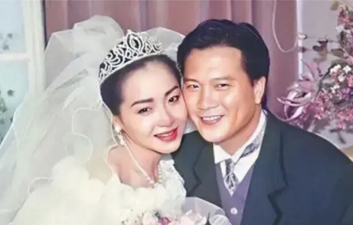 1984年，26岁的最美“苗翠花”恬妞，嫁给印尼富豪叶聪豪。没想到，结婚当晚，叶