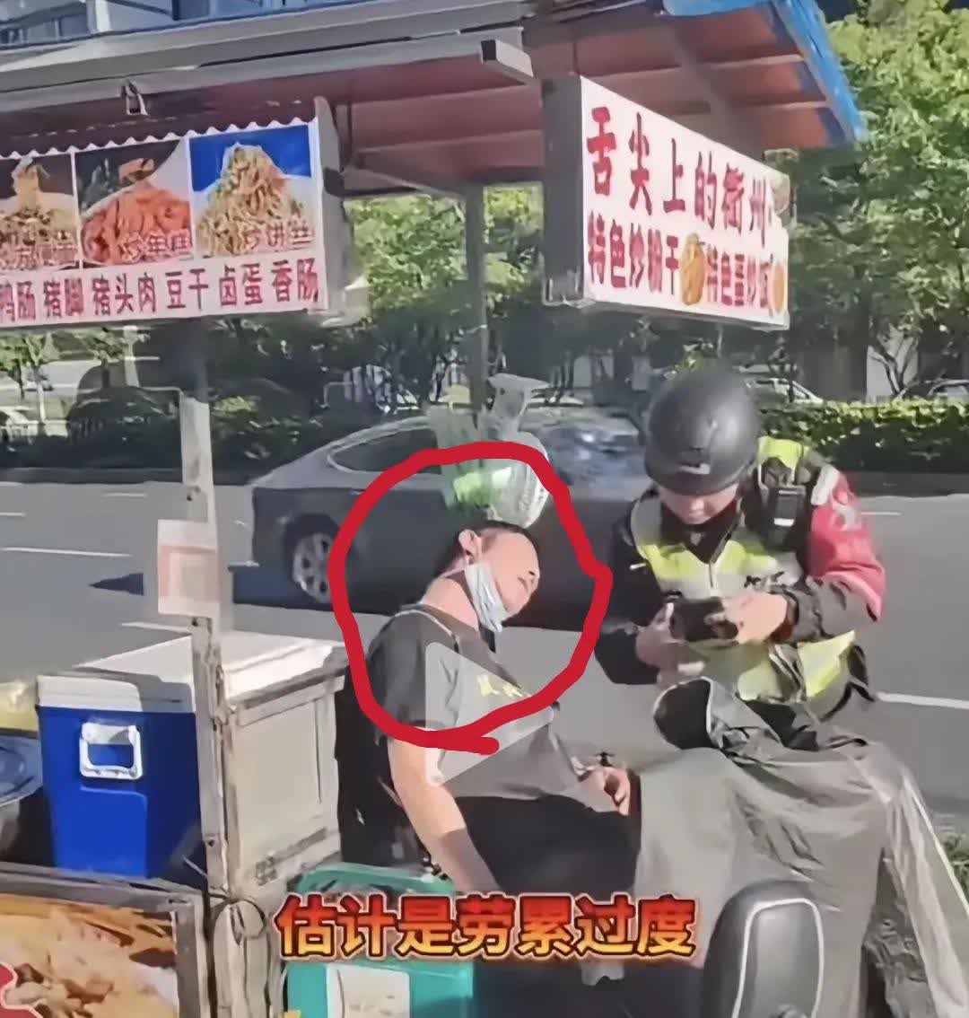 一名卖卤菜男子的灵魂出窍   摆摊卖卤菜的男子骑着三轮车去世了，他的同乡骑着电动