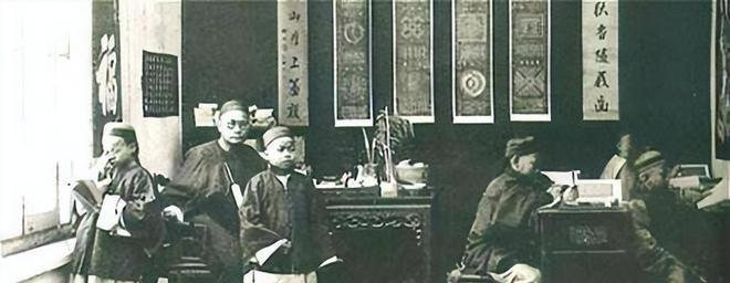1904年，通房丫李氏，站着侍奉丈夫与正妻长达33年。这日，她正在盛饭。谁知，管