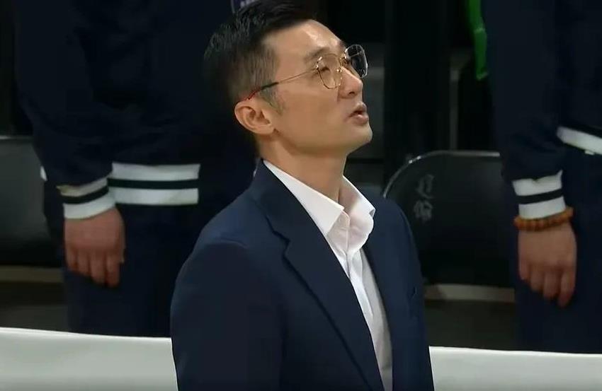 主教练刘炜的临场指挥和应变能力真的是很一般呀，要不怎么能称得上是菜鸟教练呢！在最