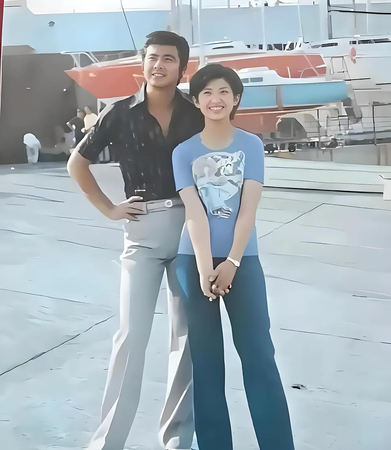 这是1975年，刚拍摄完电视剧《血疑》的男女主演山口百惠和三浦友和。1984年《