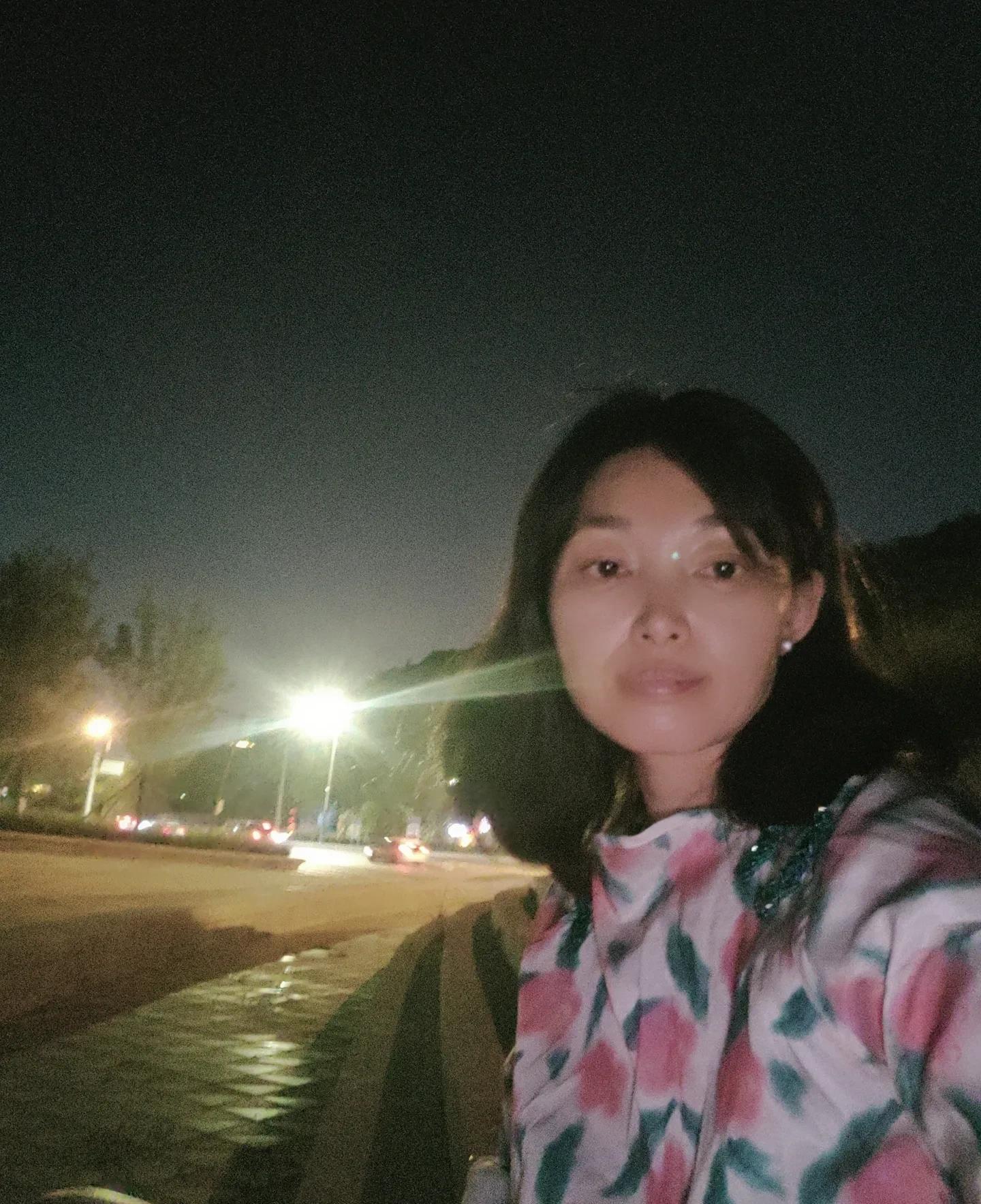 半夜，我坐在路灯下痛哭，恨他。



此刻，泪水模糊了视线，路灯的光晕也变得扭曲