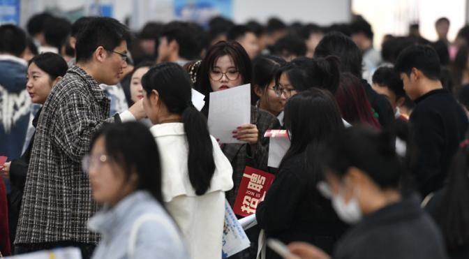俄媒感叹：中国年轻人追捧了半个世纪的出国留学，现在不香了！
中国很高兴：年轻人都