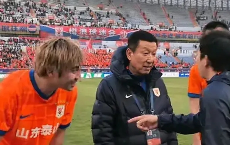 中超两轮过后，崔康熙遇两大难题，也可以说是幸福的烦恼。
  第一，右后卫位置吴兴
