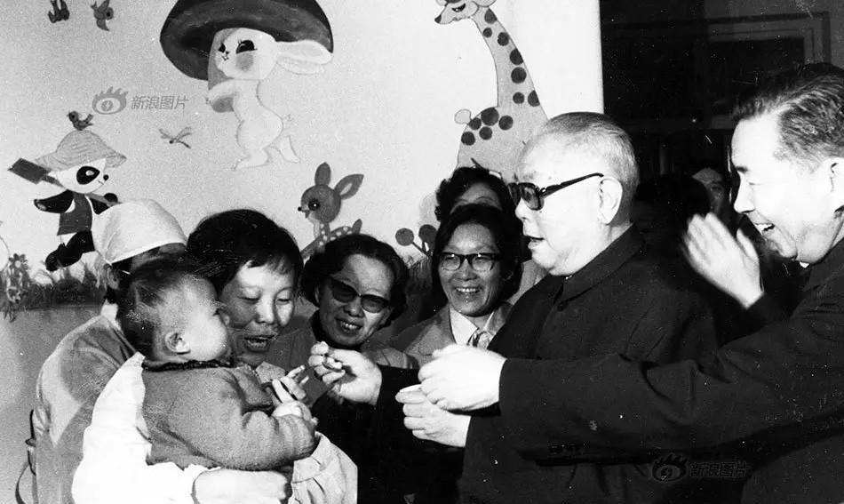 1985年9月，国家主席李先念前往北京松树幼儿园为儿童喂服脊髓灰质炎疫苗“糖丸”