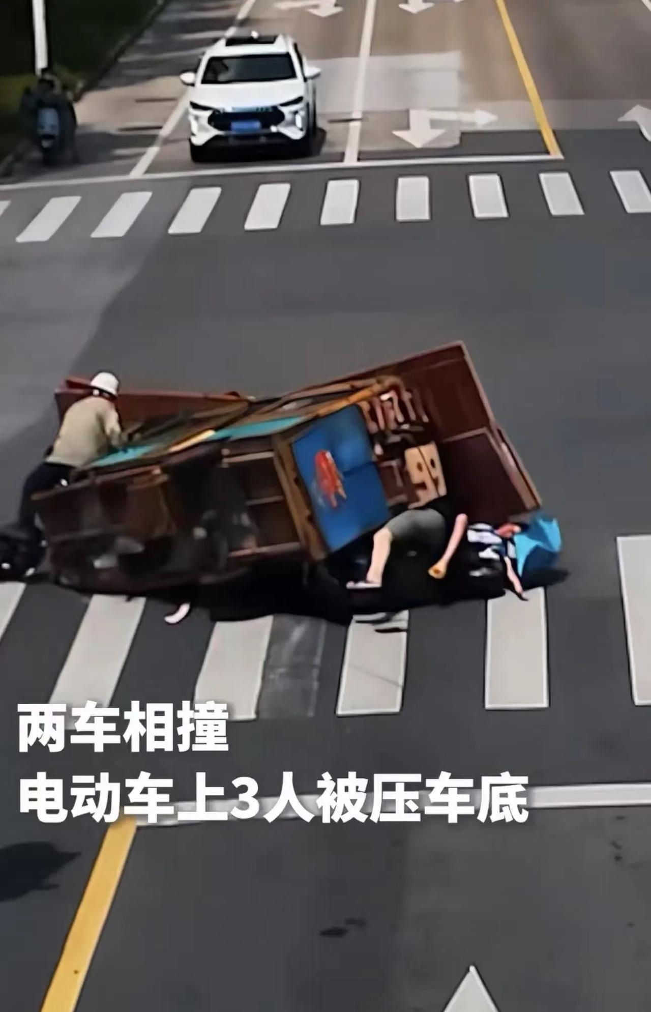 “这一刻，众字具象化了！”江苏泰州，载满货物的三轮车侧翻，把电动车上的3人压在车