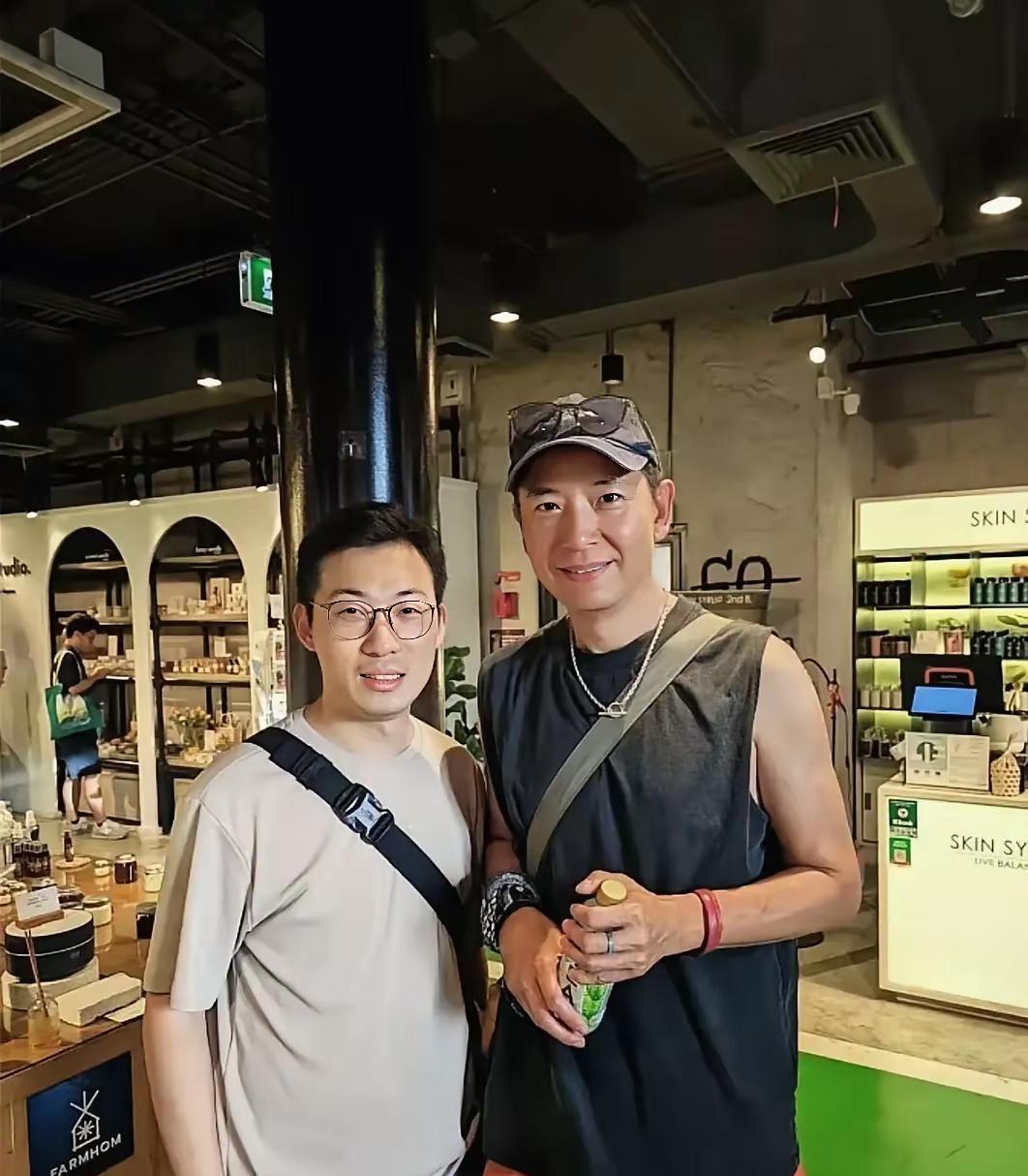 54岁的戴军在清迈街头被偶遇时，我还以为是哪个年轻奶爸呢！昨天网友晒出的生图里，