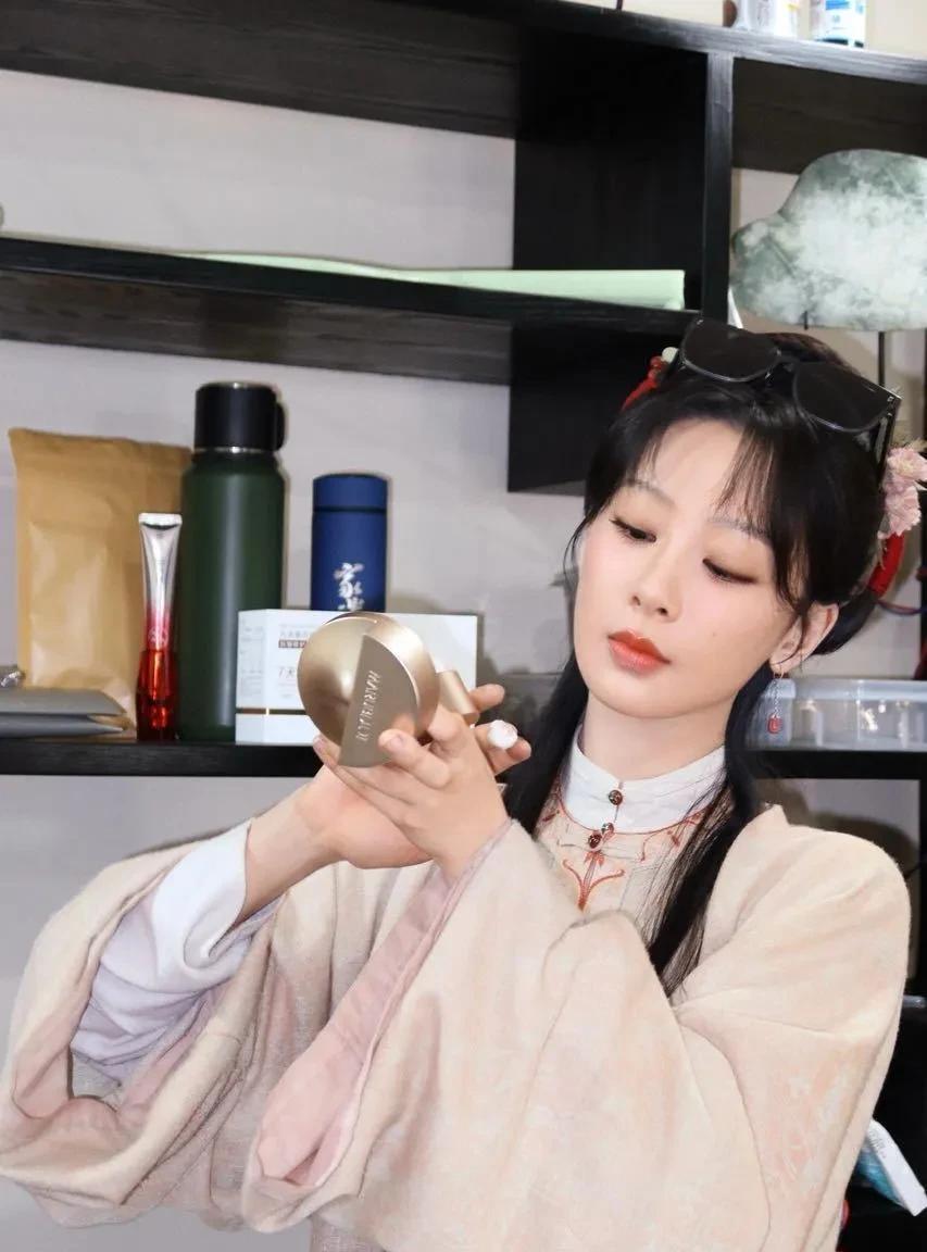 我们杨紫真的是合格的代言人呢！
这一拍照仿佛看到了穿越到现在的李祯祯姑娘！
要知