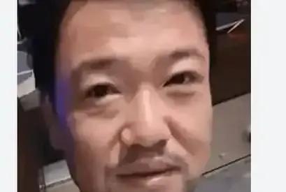 贾冰瘦脱相，压力给到沈腾
近日，贾冰瘦脱相引发关注，其妻晒出两人合照，他身形变化