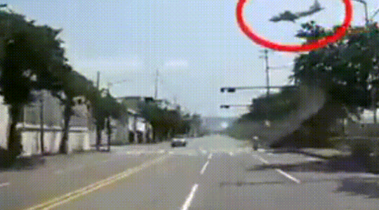咣的一声爆炸，韩国大型军机坠毁！现场画面披露

韩国这航空事故率可谓直追印度了。