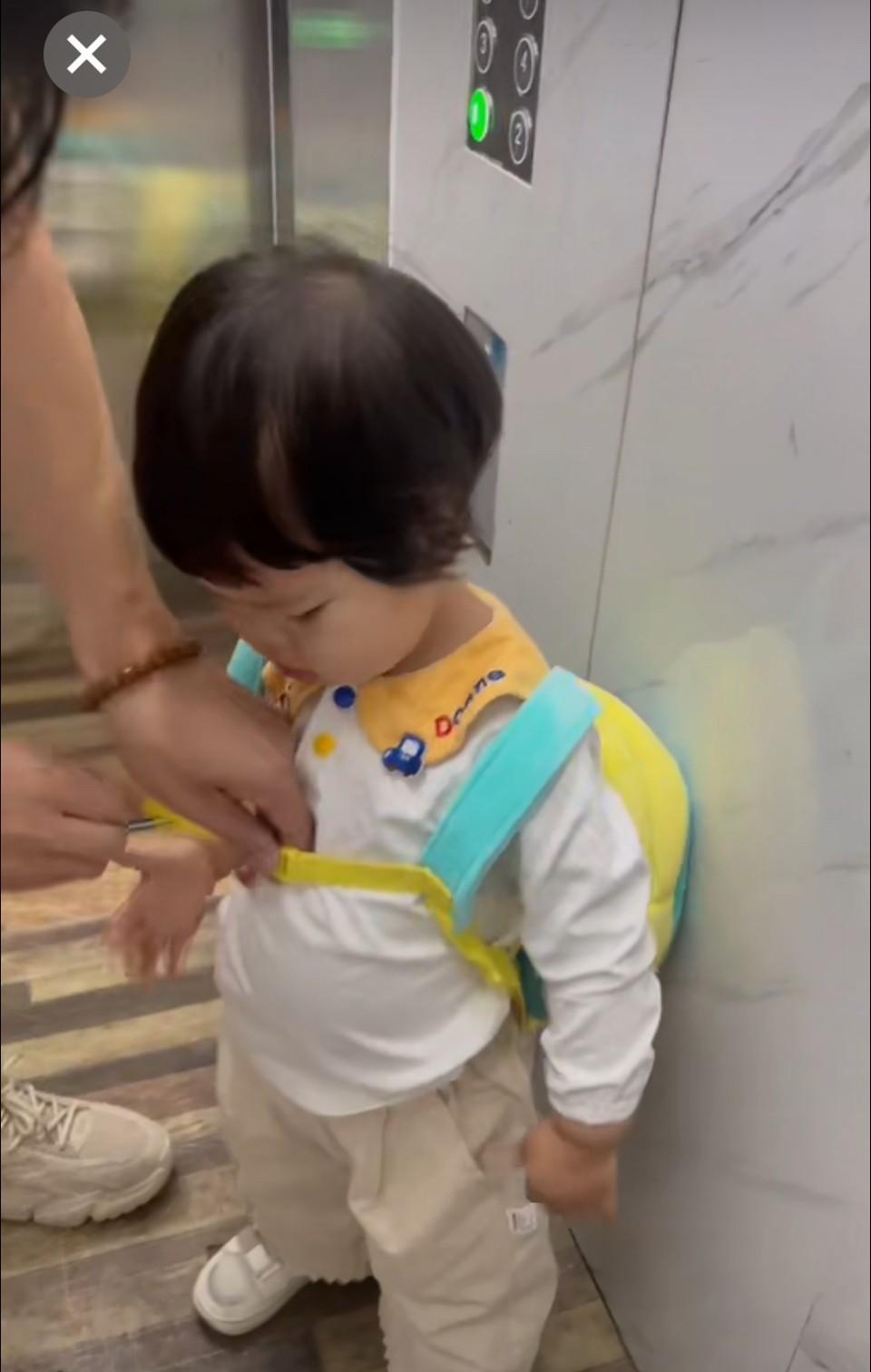 我儿子半夜回来，直接冲进我的房间。
那是冬天的一个夜里，半夜12点多了。
儿子下