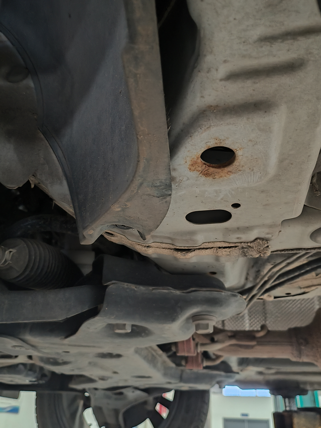 两年的车底盘已经开始生锈了
今天去保养，4儿子店师傅说底盘大架生锈了，问我要不要