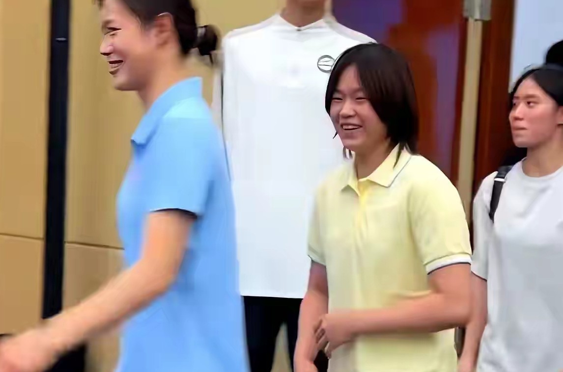 被催婚怎么一句话反杀？
全红婵在暨大开学典礼现场示范满分答案。
陈若琳问她啥时候