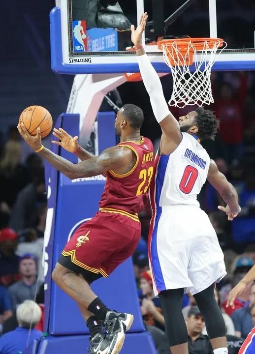在篮坛，想找能与詹姆斯相提并论的人还真不容易。有人觉得詹姆斯是NBA历史最伟大球