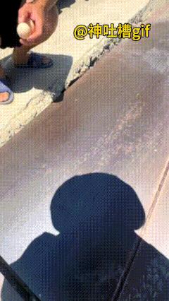大马路上煎鸡蛋：夏天的路面上，温度非常的高，非常的烫，打一个鸡蛋，没过一会儿鸡蛋