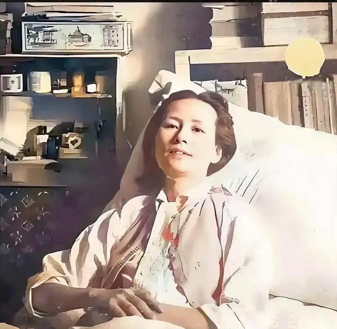 1955年4月1日，北京同仁医院。
51岁的林徽因瘦骨嶙峋，虚弱地躺在病床上，撕