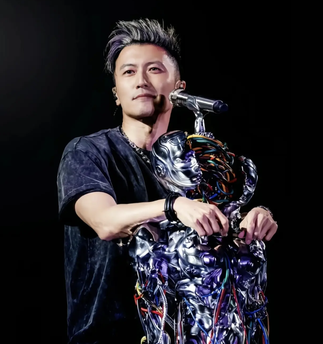 同样是演唱会耍帅，46岁林峰和45岁谢霆锋，谁清爽谁油腻一目