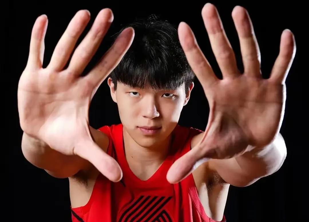 杨瀚森夏联表现排名第123位，队内第5！
近日，夏季联赛公布了参加夏联比赛的所有