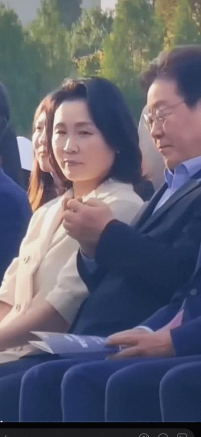 你怎么又玩儿手指甲，放下！诶呀，忘了你现在是总统了，对不起，怎么办，老公？
真得
