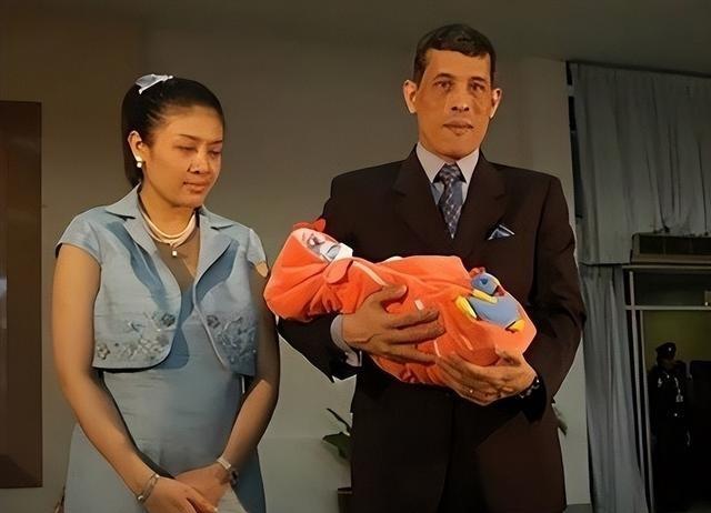 老国王普密蓬取名，出生证明被珍藏，提帮功拥有最纯正的王室血统
说起泰国王室，总让