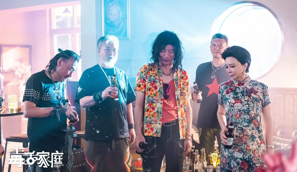    看《毒舌家庭》当你奔着想做一个情景喜剧去，你难免会侵蚀掉一些别的东西，那么