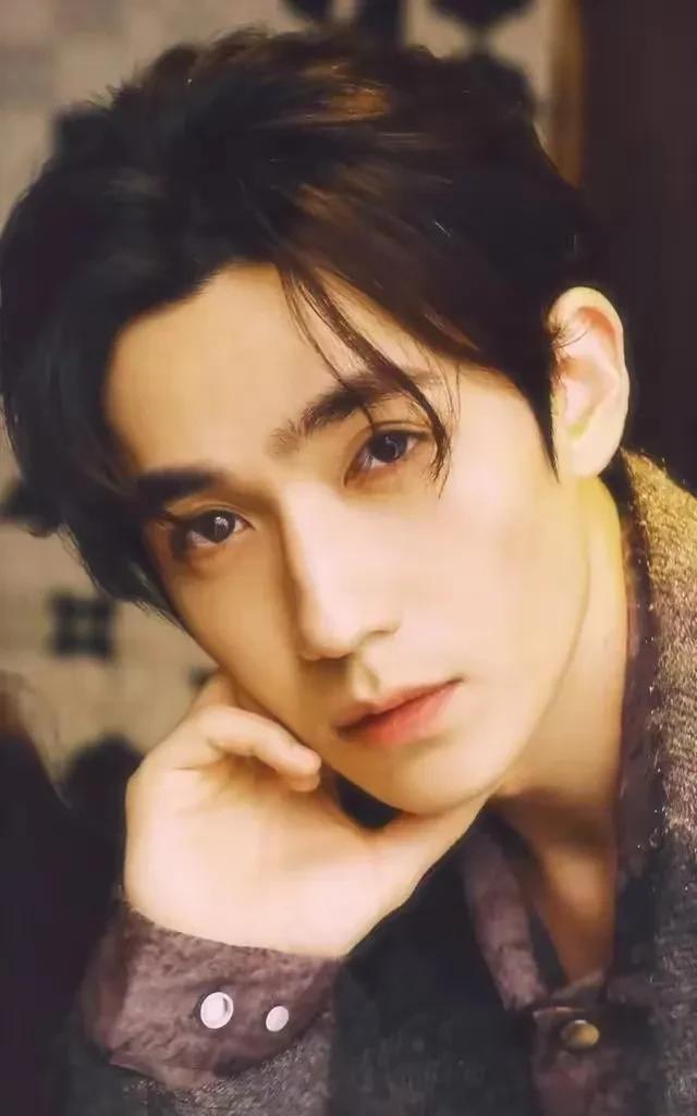 朱一龙真是个狠人。  
这次为了拍电影《东极岛》，他硬是把"白面小生"的标签撕了