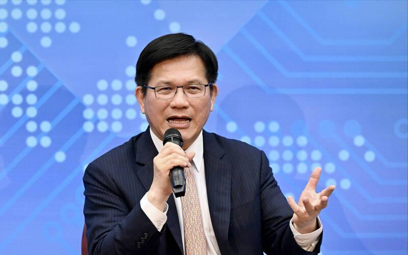 民进党变了，突然变得急切地同大陆交流，连岛内的外事部门的林佳龙都喊出要同王毅握手