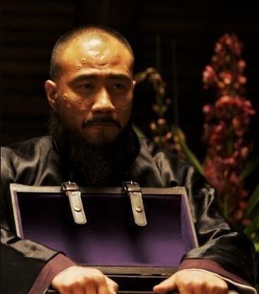 赵铭那时候估计也就二十出头，没啥表演经验，平时在剧组也就是端茶递水、帮忙拿东西的