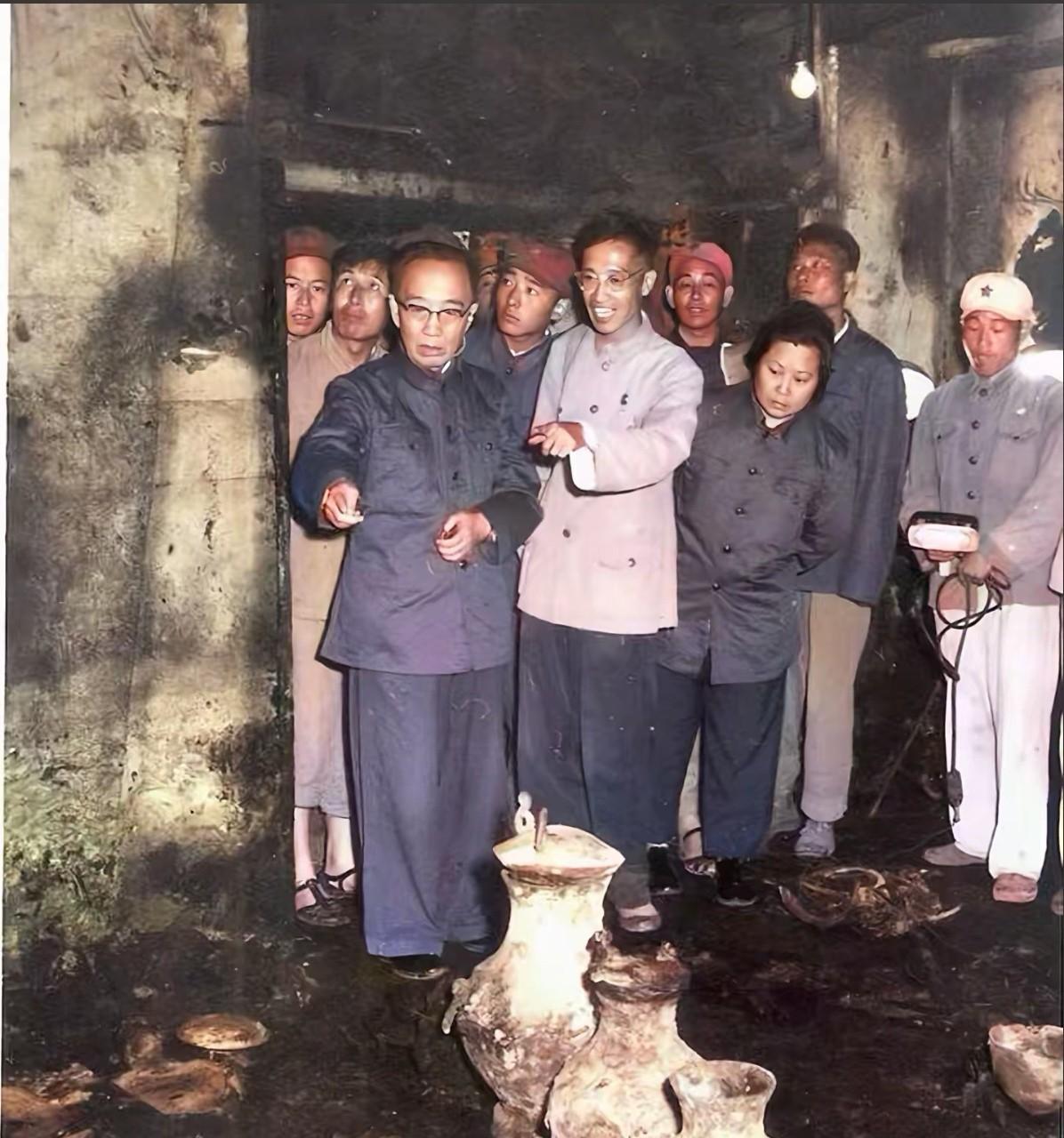 1956年，郭沫若、吴晗等历史学家力主挖掘明陵，本想揭开万历皇帝的神秘地宫，了解
