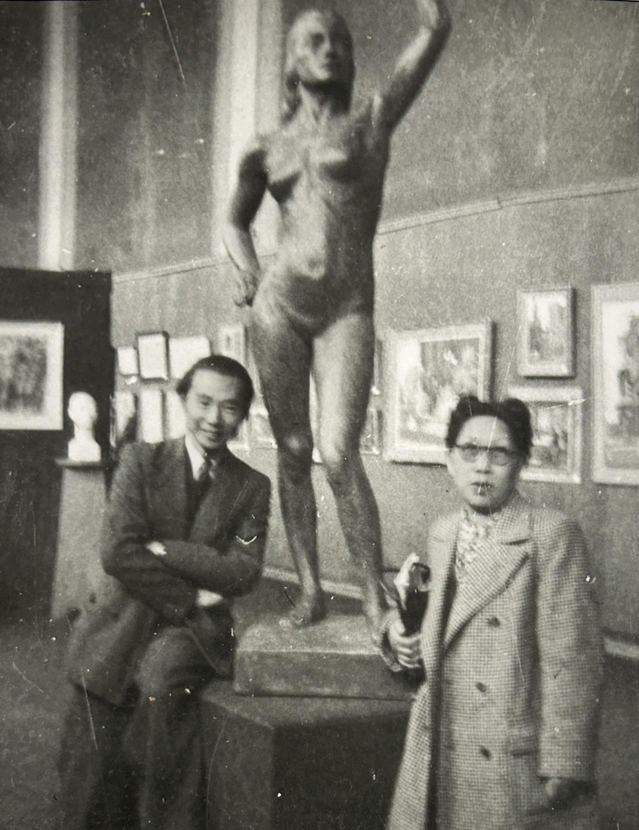 潘玉良与严德晖在1946年展览上的合影，身后雕塑为严德晖作品。#新锐创作者成长计