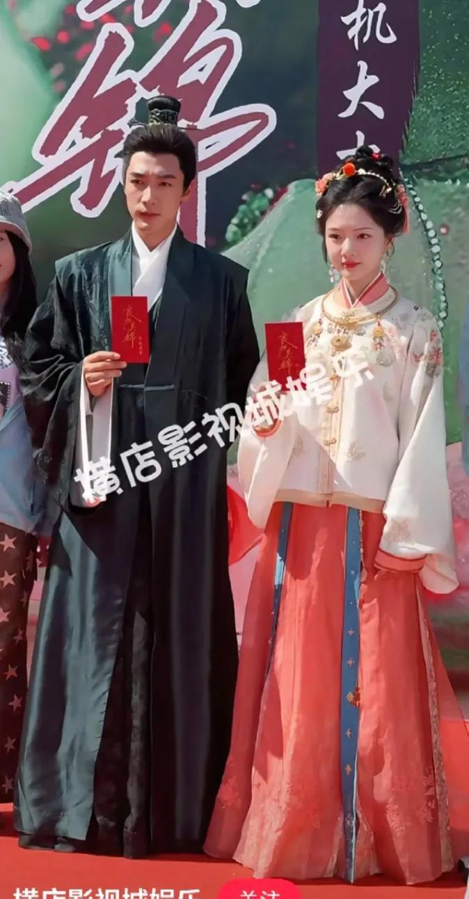 我必须要吐槽下任敏和此沙新剧#良陈美锦#  路透的服化道。这剧的服装质感太差了，