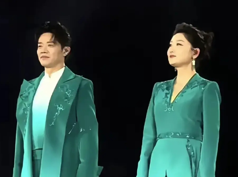凤凰传奇是真的刚
不仅没有取消演唱会，还申下了沈阳演唱会。更重要的是，在演唱会上
