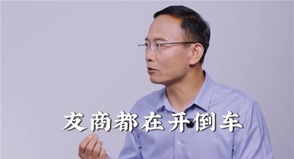 骂谁呢？荣耀高管怒喷同行，折叠屏开倒车！
荣耀高管李坤接受采访时表示，友商折叠屏