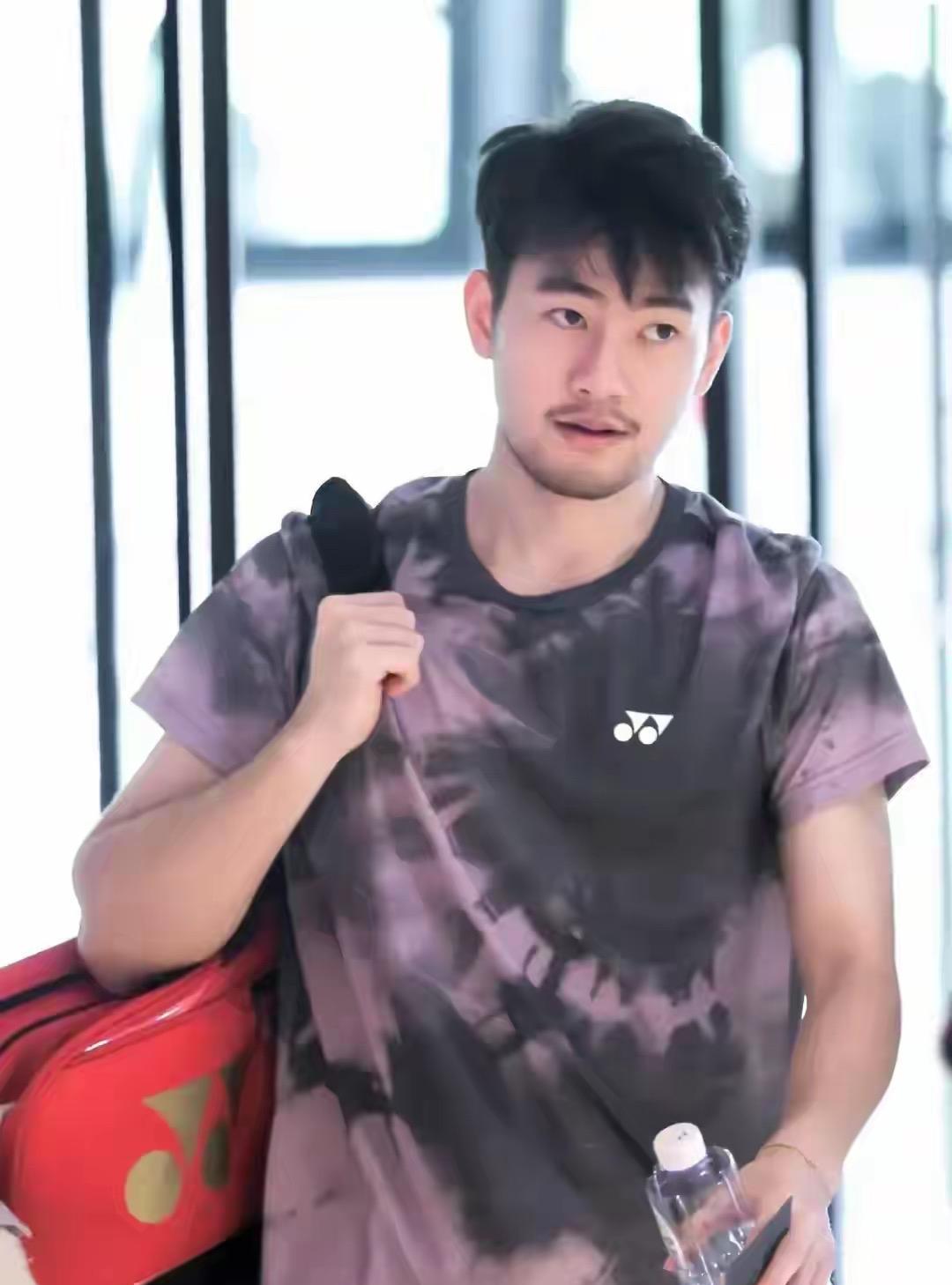 帅哥王昶用不同的形象与大家见面，他是训练太紧张没有刮胡子，还真的有点酷帅，他是梁