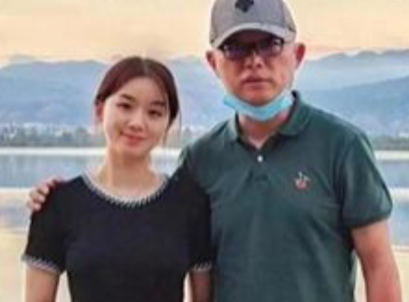 一天夜里，孟非醒来发现妻子李雪正在偷偷翻他手机，于是假装睡着，第二天，他就对李雪