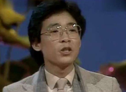 1984年春晚，来自香港的电工张明敏登上了舞台，演唱了《我的中国心》等歌曲。他唱